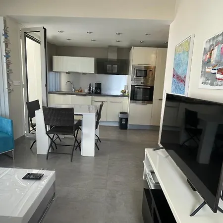Apartment Modern Two Bedroom Right Next To The