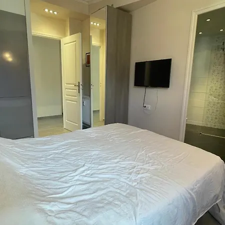 Modern Two Bedroom Right Next To The Apartment Cannes